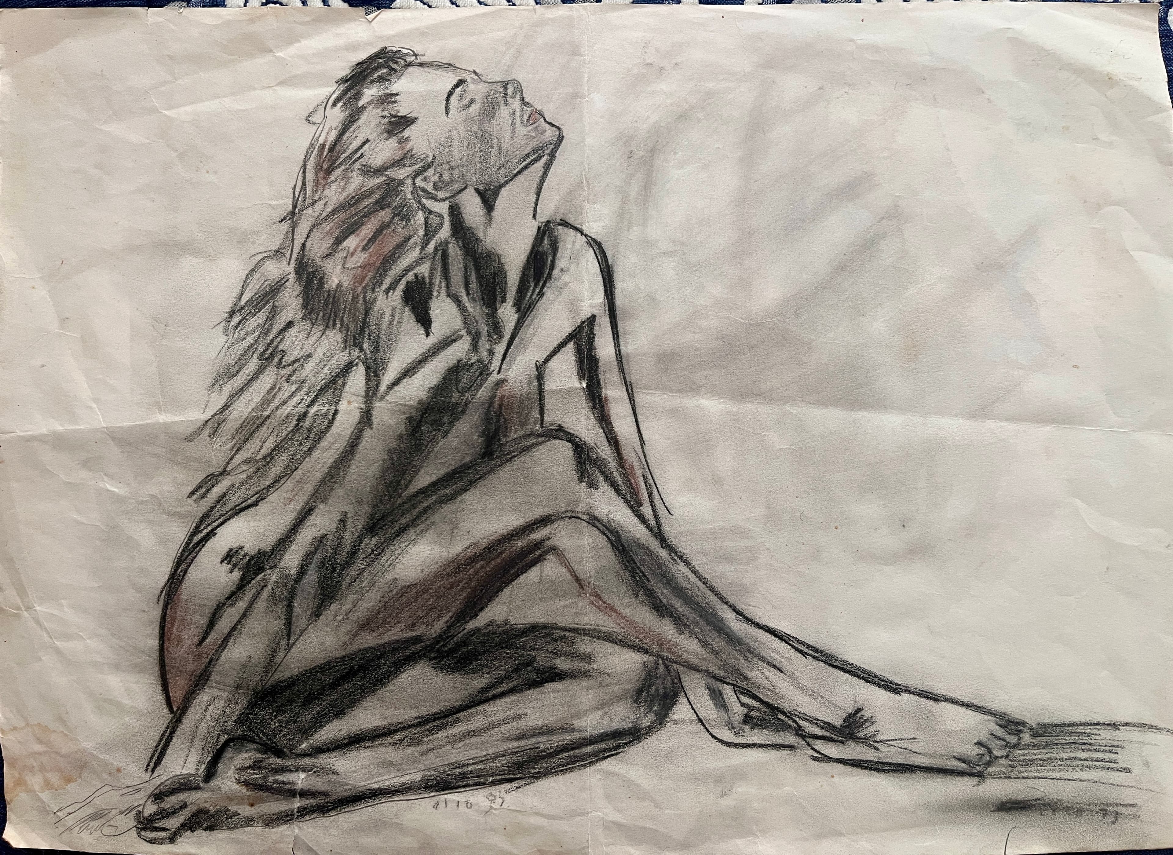 Figure assise dessinée au fusain